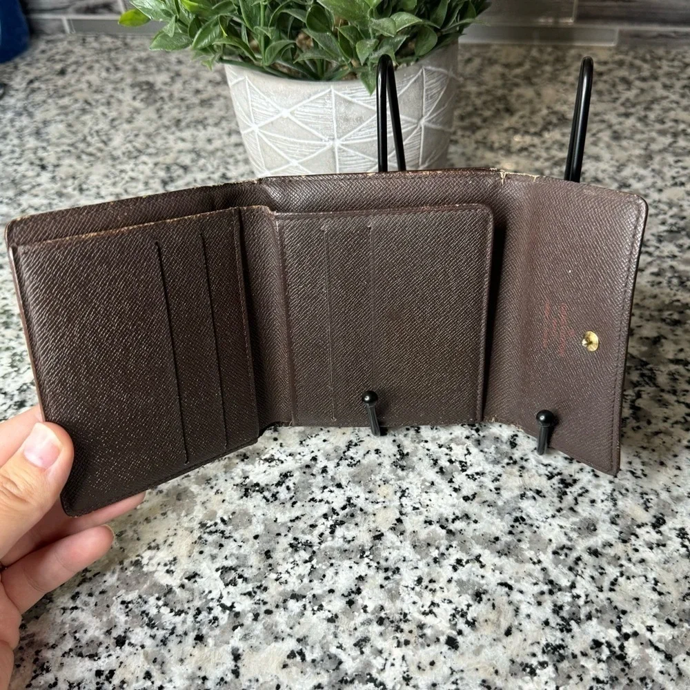 Louis Vuitton | Damier Portefeiulle Elise Bi Fold Compact Wallet SP0020